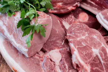 Tahta kesme tahtasında bir sürü taze domuz eti var.