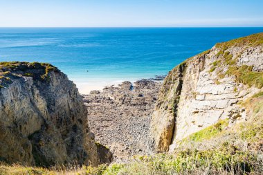 Cape Frehel bölgesindeki Brittany sahillerinin manzarası. Yazın plajları, kayaları ve uçurumları..