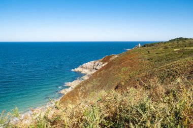 Brittany 'de, uzak La Latte kalesiyle GR34' te yürü.