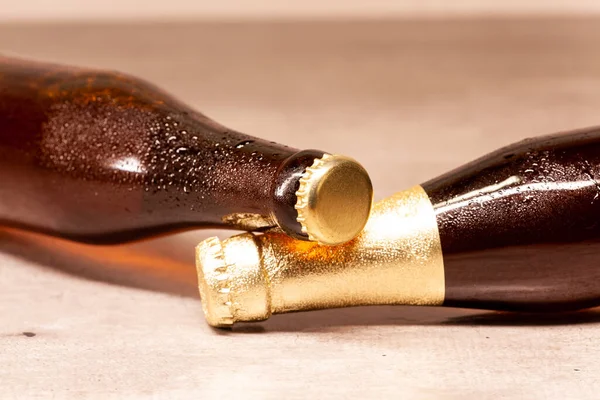 Ένα Μπουκάλι Ξανθιά Μπύρα Και Ένα Μπουκάλι Κεχριμπαρένια Μπύρα Ξαπλωμένη — Φωτογραφία Αρχείου
