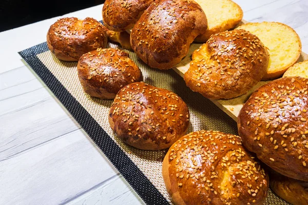 Pães Recém Assados Cortados Para Fazer Hambúrguer Porco Puxado — Fotografia de Stock