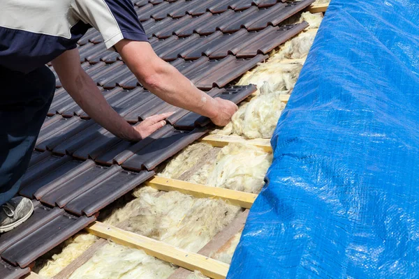 Roofer Laying Tile Roof — Stock Photo, Image