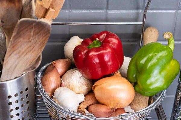 Cesta Pequena Cozinha Lado Dos Utensílios Com Alho Cebolas Chalotas — Fotografia de Stock