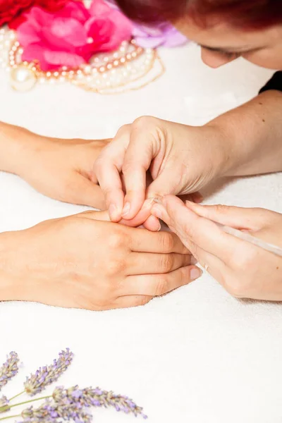 Manicura Uñas Las Manos Una Mujer Antes Aplicar Esmalte Uñas —  Fotos de Stock