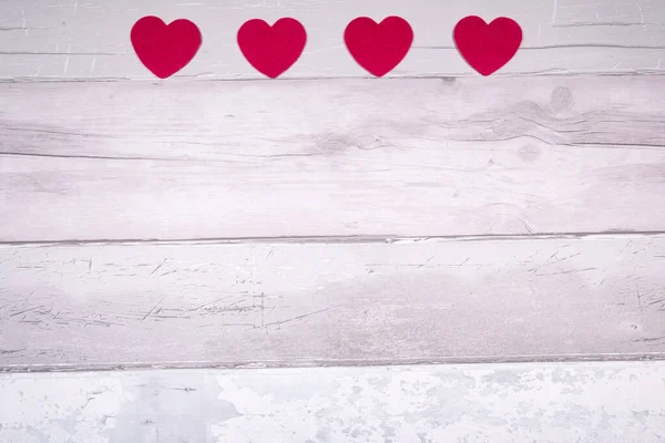 赤い古い寄木細工の床のような古い木製の板の背景に心を感じた バレンタインデーの概念と一般的に愛 — ストック写真