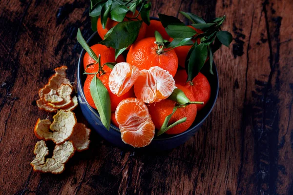 Clementines Met Bladeren Een Blauwe Keramische Schaal Een Oude Houten — Stockfoto