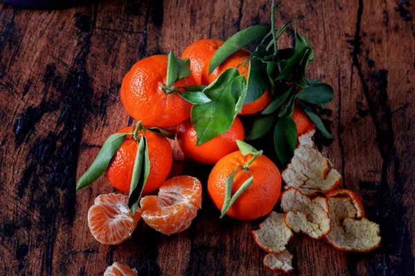 Clementines Met Bladeren Een Oude Houten Tafel — Stockfoto