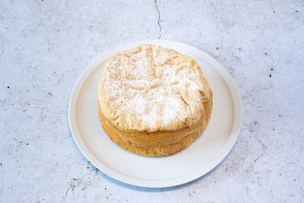 Hausgemachte Savoie Torte Auf Einem Hübschen Weißen Porzellangericht — Stockfoto