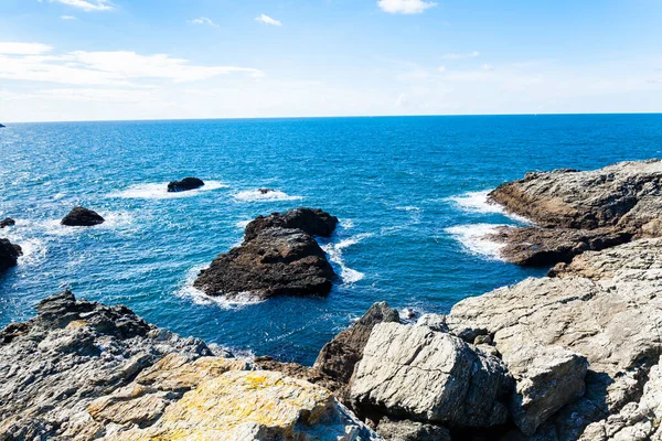Fransa 'nın ünlü adası Belle Ile en Mer' in okyanusundaki kayalar ve uçurumlar
