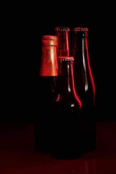 Σιλουέτες Τεσσάρων Μπουκαλιών Μπύρας Μαύρο Φόντο Και Φωτισμένες Κόκκινο Φως — Φωτογραφία Αρχείου