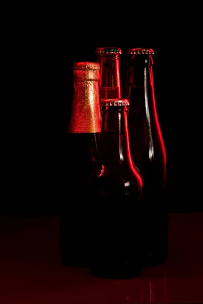 Siluetas Cuatro Botellas Cerveza Sobre Fondo Negro Iluminadas Con Luz —  Fotos de Stock