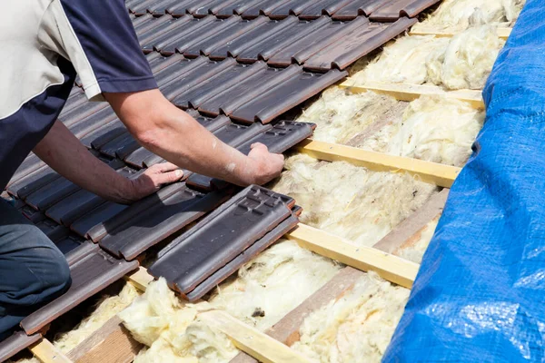 Roofer Laying Tile Roof — Stock Photo, Image