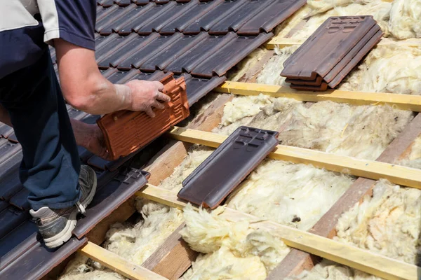 Roofer Laying Tile Roof — Stock Photo, Image