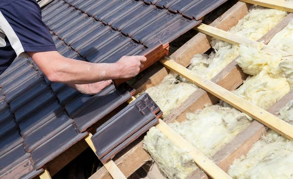 Roofer Laying Tile Roof — Stock Photo, Image