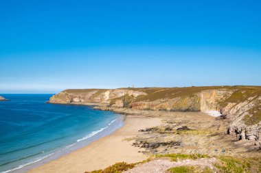 Cape Frehel bölgesindeki Brittany sahillerinin manzarası. Yazın plajları, kayaları ve uçurumları..