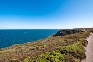 Brittany 'de, uzak La Latte kalesiyle GR34' te yürü.
