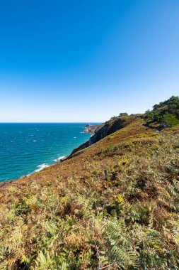 Brittany 'de, uzak La Latte kalesiyle GR34' te yürü.