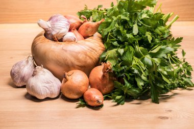 sarımsak soğan soğancık maydanoz ahşap harç havaneli ve zeytin ile