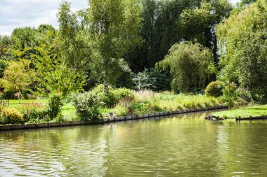 Baharda kanallar arasında yüzen her renkten çiçek bahçeleri Fransa Amiens 'te Hortillonnage' lar
