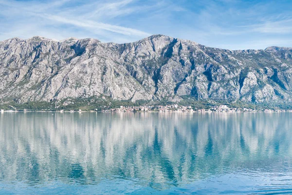 Widok Zatokę Kotor Morza Otoczony Górami Czarnogórze Jednej Najpiękniejszych Zatok — Zdjęcie stockowe