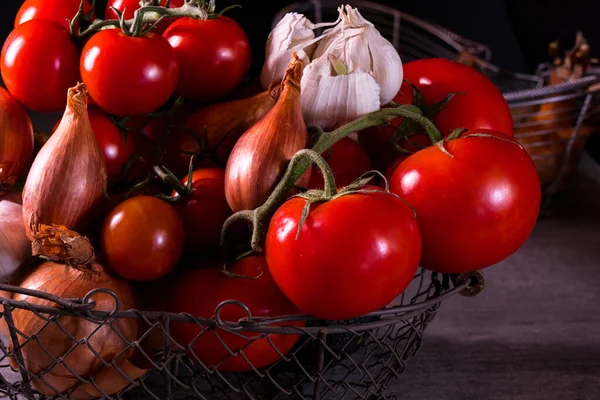 Plakat Starego Koszyka Pomidorami Czosnku Cebulowego Dekoracji Kuchni — Zdjęcie stockowe