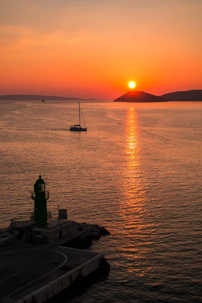 Naplemente Adriai Tenger Felett Hajói Játszanak Gondolatok Bejáratnál Split Horvátországi — Stock Fotó