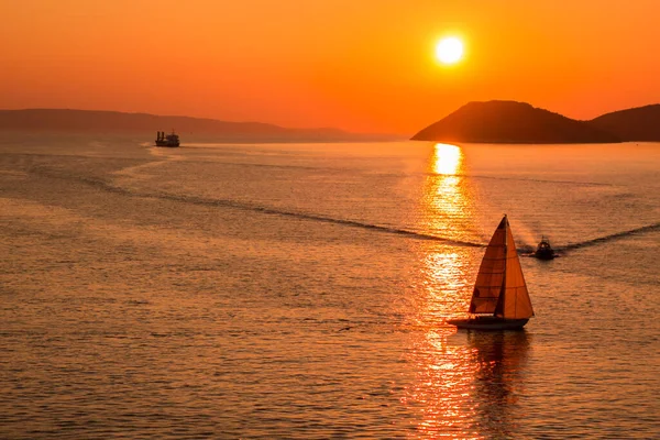 Ηλιοβασίλεμα Πάνω Από Την Αδριατική Θάλασσα Και Σκάφη Της Παίζουν — Φωτογραφία Αρχείου