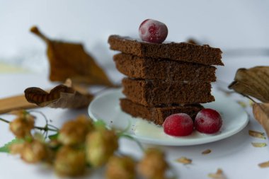 Kirazla süslenmiş kakaolu çikolatalı bisküvi, ev yapımı kekler, sığ bir tarla derinliğinde fotoğraf.