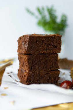 Cevizli çikolatalı bisküvi. Resmedilmiş uzayın küçük bir derinliğine sahip bir fotoğraf.