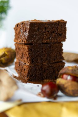 Cevizli çikolatalı bisküvi. Resmedilmiş uzayın küçük bir derinliğine sahip bir fotoğraf.