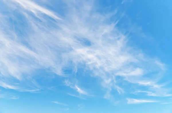 Bewolkte blauwe lucht — Stockfoto