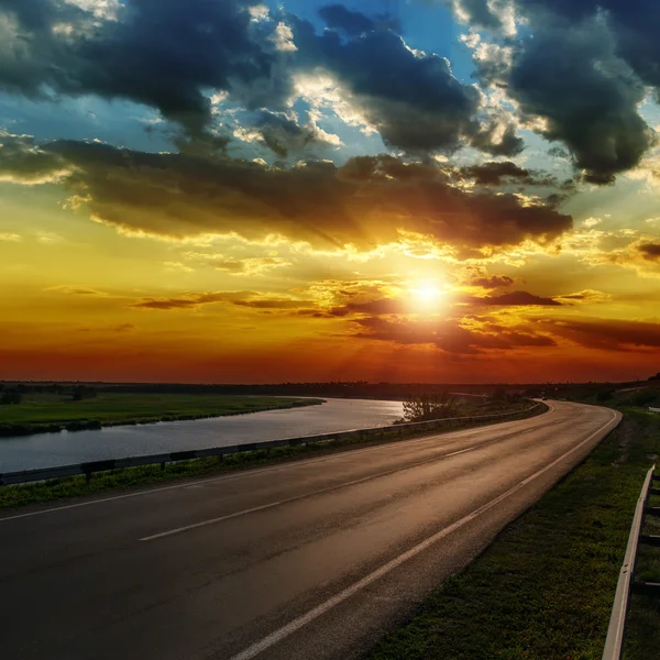 Dramatische zonsondergang over asphald weg — Stockfoto