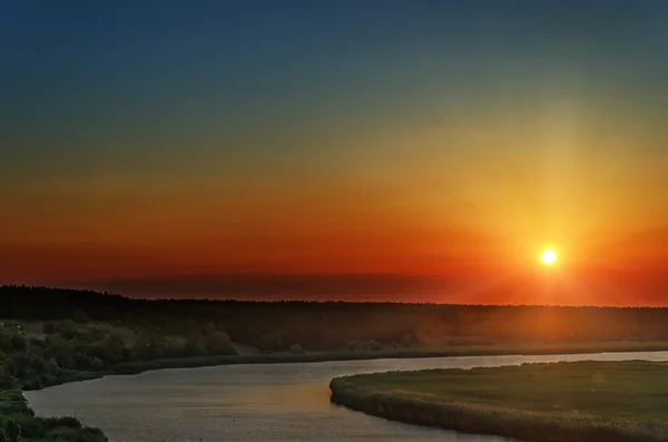 Puesta de sol roja sobre el río —  Fotos de Stock