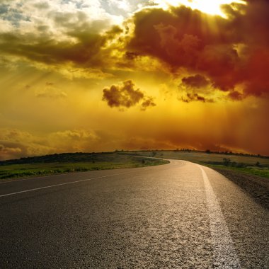 asfalt yol üzerinde dramatik gökyüzü