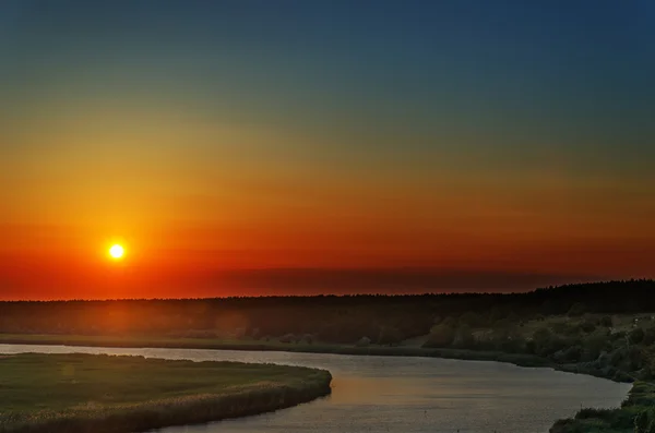 Dobré slunce nad řekou — Stock fotografie