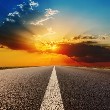 yol dramatik Sunset