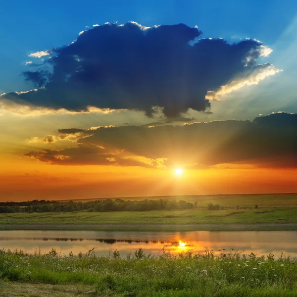 Красивий драматичний захід сонця над річкою — стокове фото