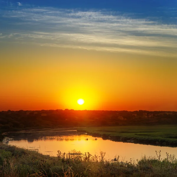 Pôr do sol vermelho sobre o rio — Fotografia de Stock