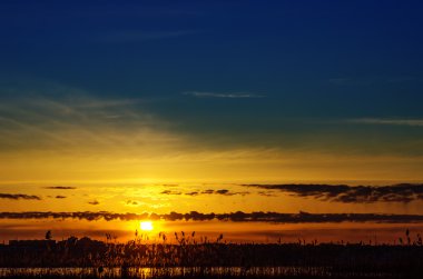 nehir üzerinde güzel günbatımı