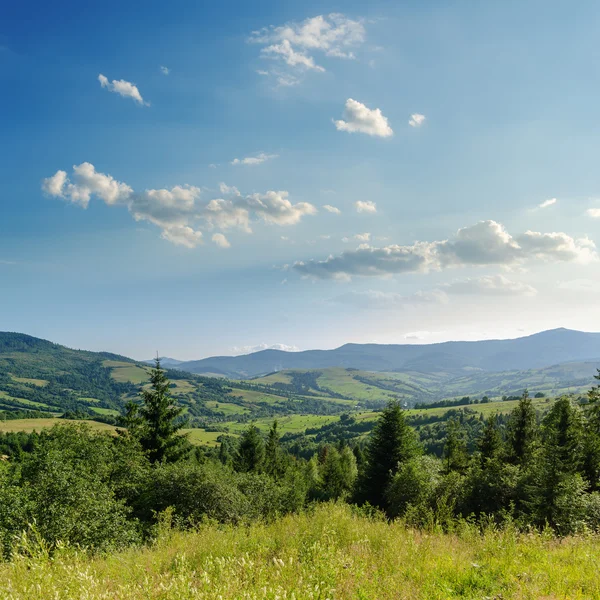 Ciel nuageux au-dessus des montagnes. Ukraine, Carpates — Photo