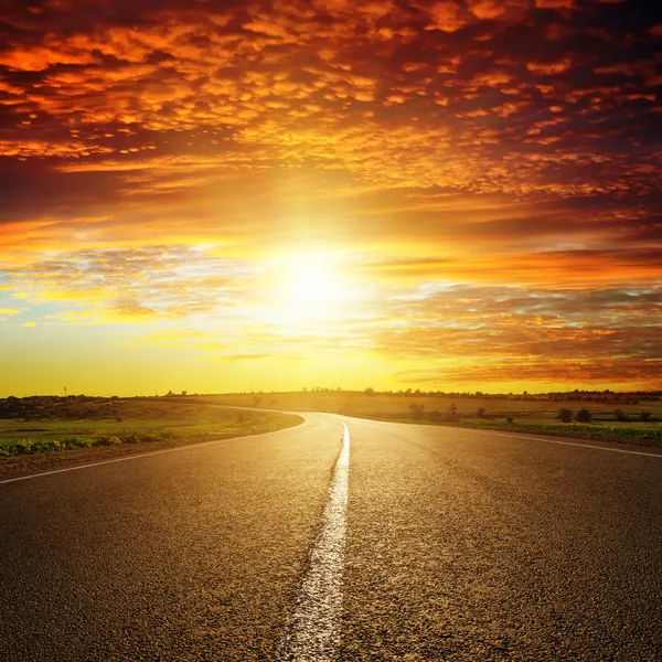 Atardecer rojo sobre carretera — Foto de Stock