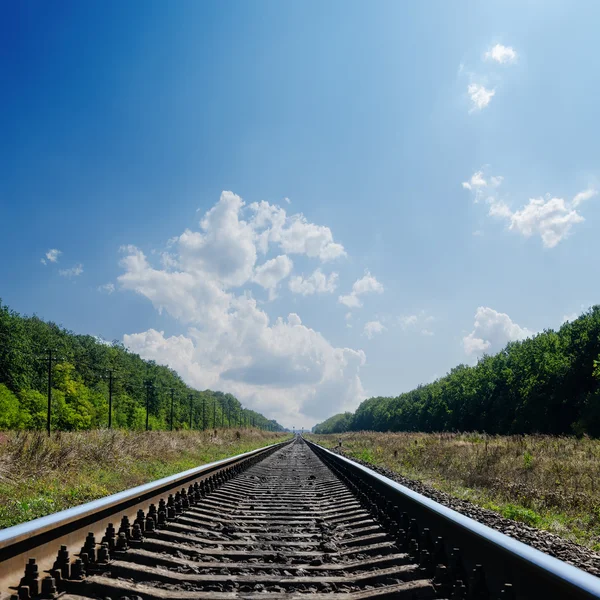 Železnice na obzoru v zelené krajině — Stock fotografie