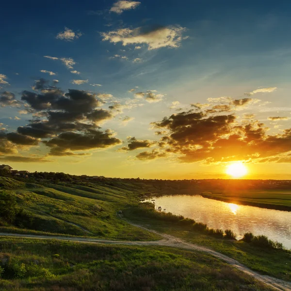 Atardecer nublado sobre el río — Foto de Stock