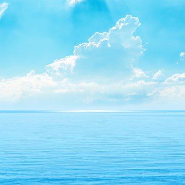 Turkuaz gökyüzü ve deniz