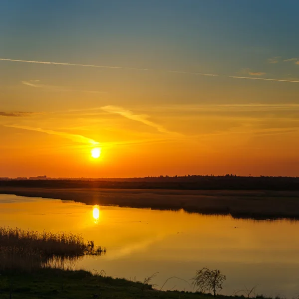 Červený západ slunce nad řekou — Stock fotografie