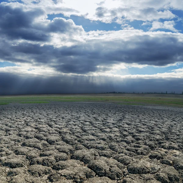 Ciel dramatique sur la sécheresse terre — Photo