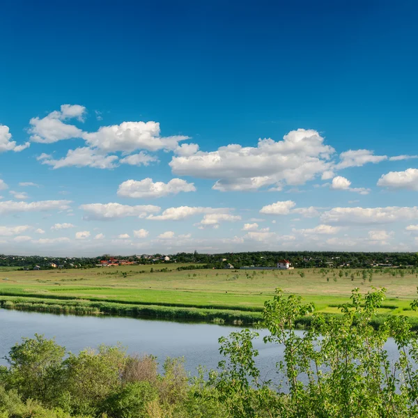 Ciel bleu profond et rivière en vert — Photo