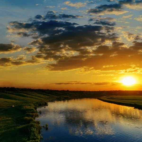 Dramatische zonsondergang over de rivier — Stockfoto