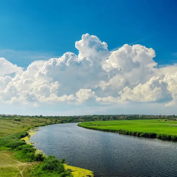 Облака над рекой — стоковое фото