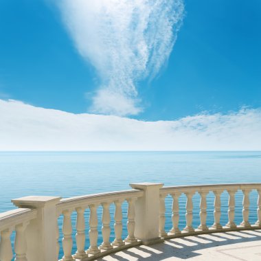 balkon bulutlu gökyüzü altında deniz kenarında